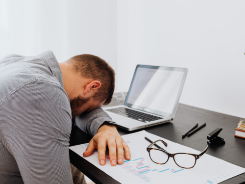3 señales de que tu trabajo está afectando tu bienestar emocional (y qué hacer al respecto)